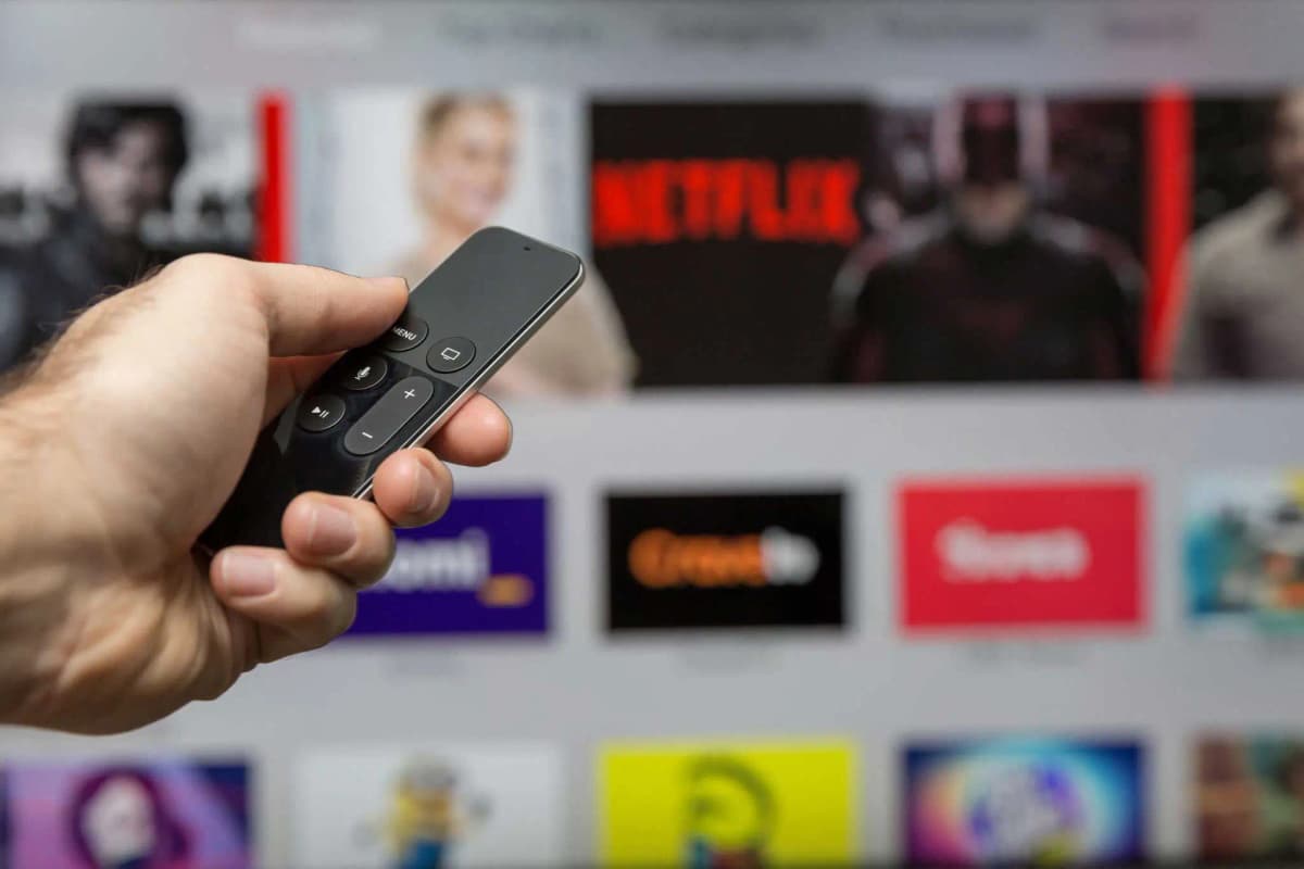 Télécommande pointée vers un téléviseur affichant une application IPTV